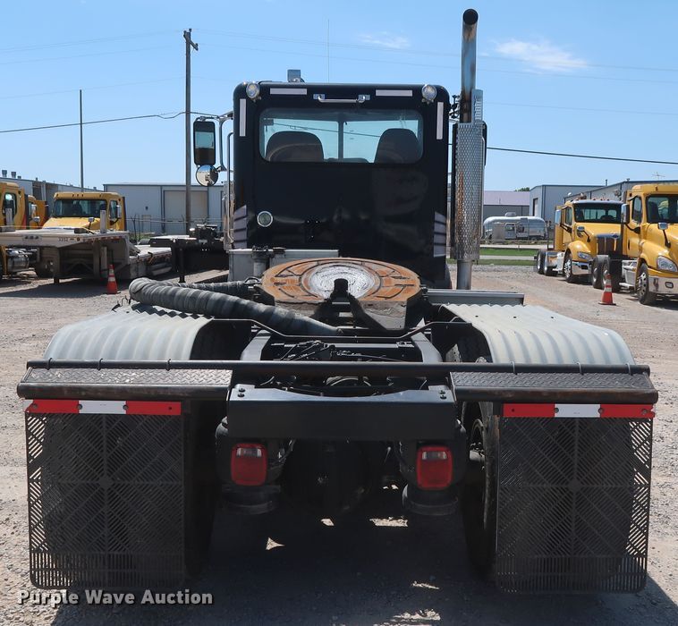 image for item HA9120 2015 Peterbilt 388  semi truck