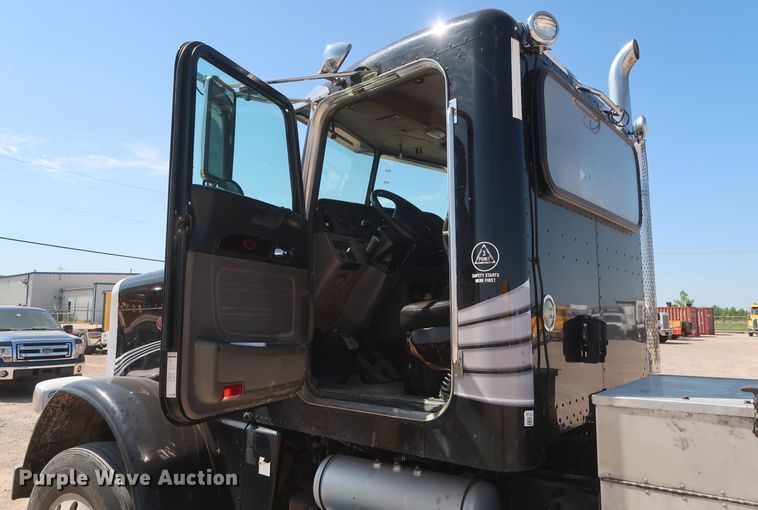 image for item HA9120 2015 Peterbilt 388  semi truck