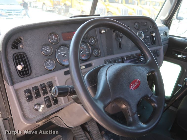 image for item HA9120 2015 Peterbilt 388  semi truck