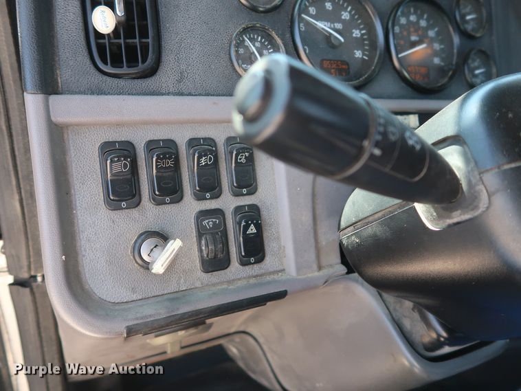image for item HA9120 2015 Peterbilt 388  semi truck