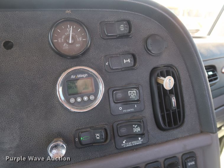 image for item HA9120 2015 Peterbilt 388  semi truck