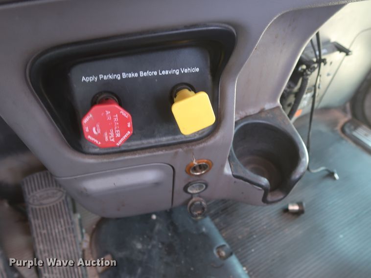 image for item HA9120 2015 Peterbilt 388  semi truck