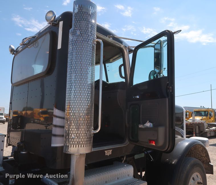 image for item HA9120 2015 Peterbilt 388  semi truck