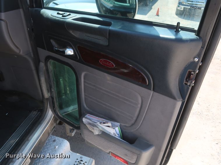 image for item HA9120 2015 Peterbilt 388  semi truck