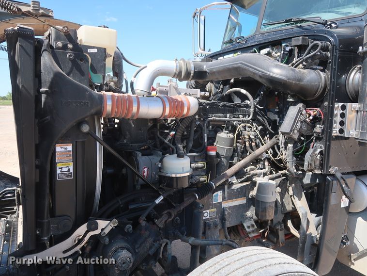 image for item HA9120 2015 Peterbilt 388  semi truck