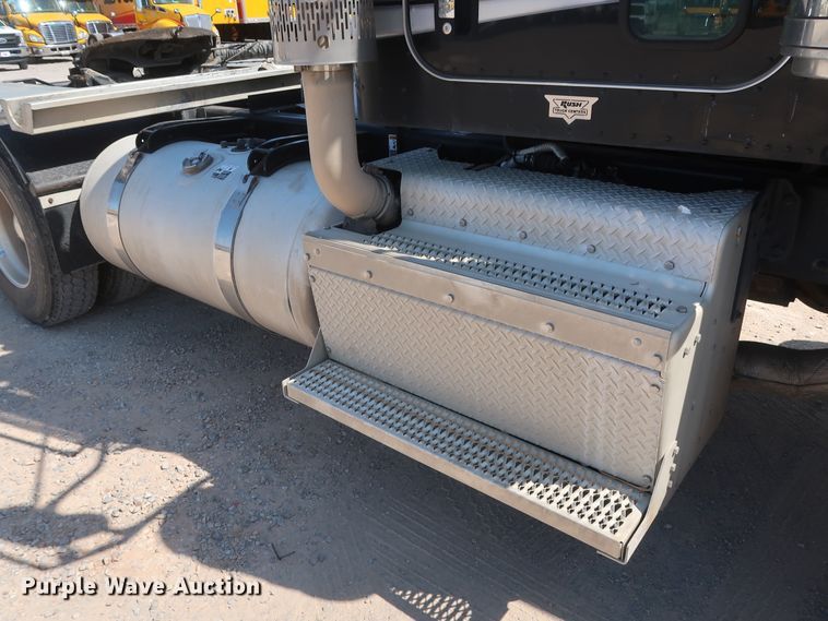 image for item HA9120 2015 Peterbilt 388  semi truck