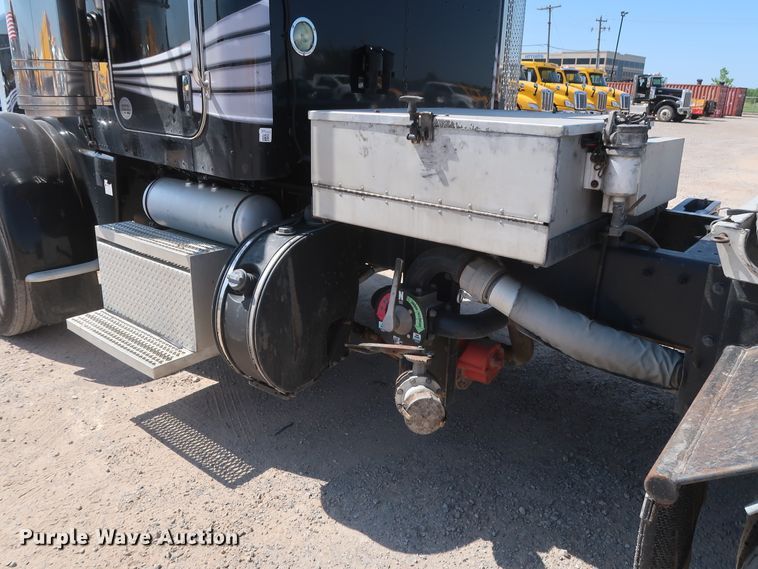 image for item HA9120 2015 Peterbilt 388  semi truck