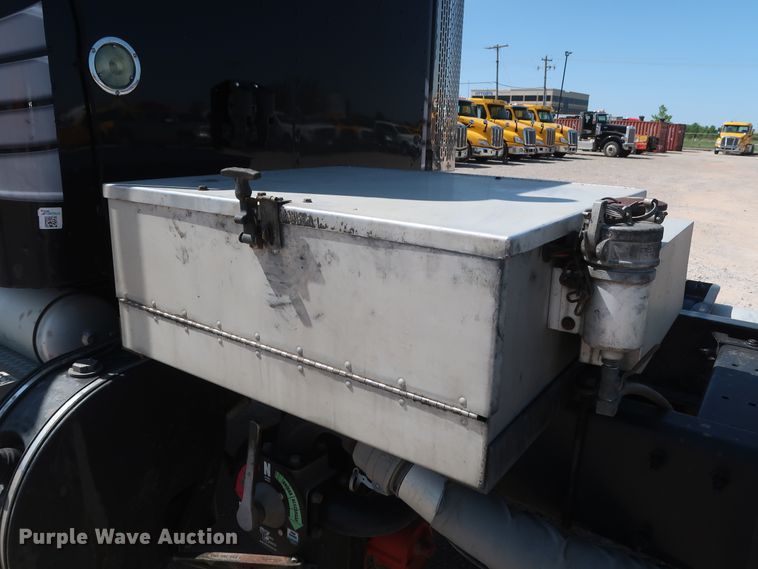 image for item HA9120 2015 Peterbilt 388  semi truck