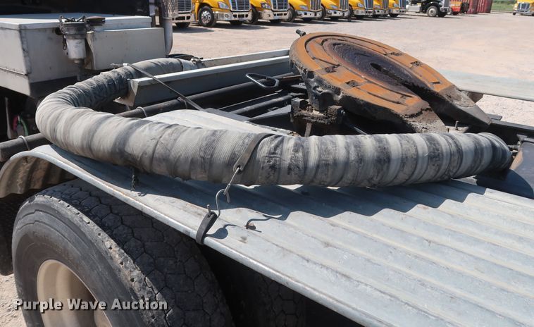 image for item HA9120 2015 Peterbilt 388  semi truck