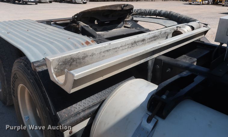 image for item HA9120 2015 Peterbilt 388  semi truck