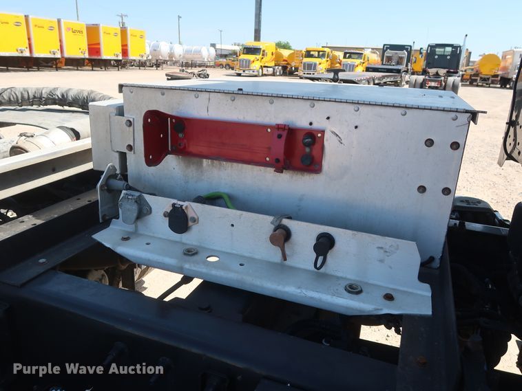 image for item HA9120 2015 Peterbilt 388  semi truck