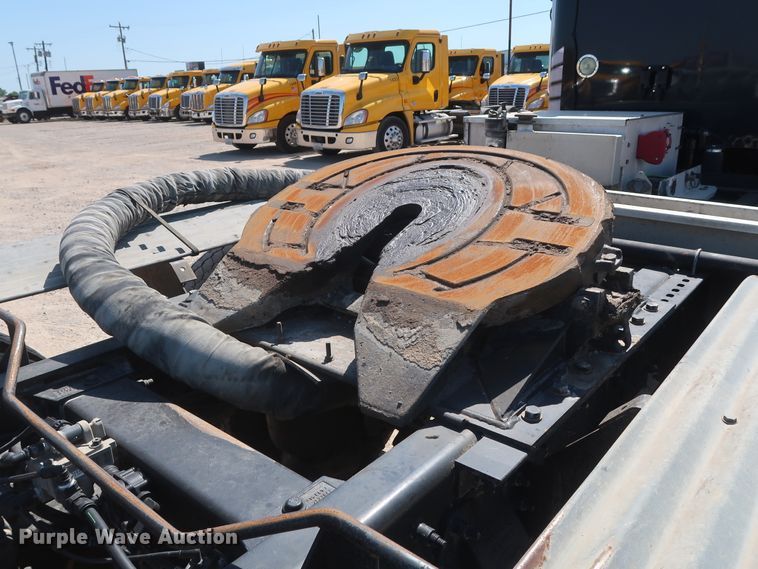 image for item HA9120 2015 Peterbilt 388  semi truck