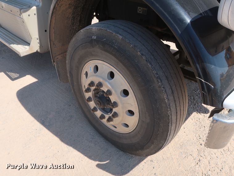 image for item HA9120 2015 Peterbilt 388  semi truck