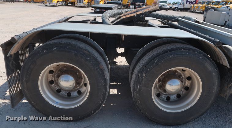 image for item HA9120 2015 Peterbilt 388  semi truck