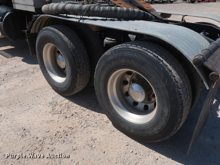 image for item HA9120 2015 Peterbilt 388  semi truck