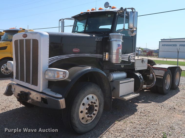 image for item HA9121 2015 Peterbilt 388  semi truck