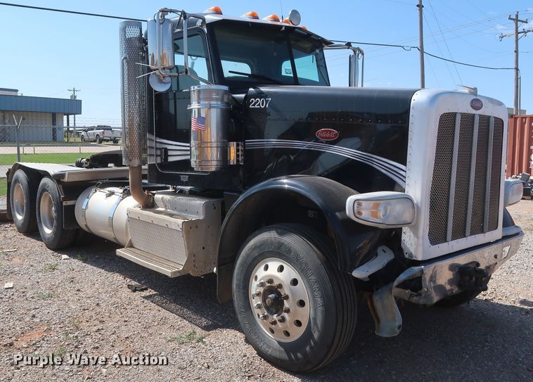 image for item HA9121 2015 Peterbilt 388  semi truck