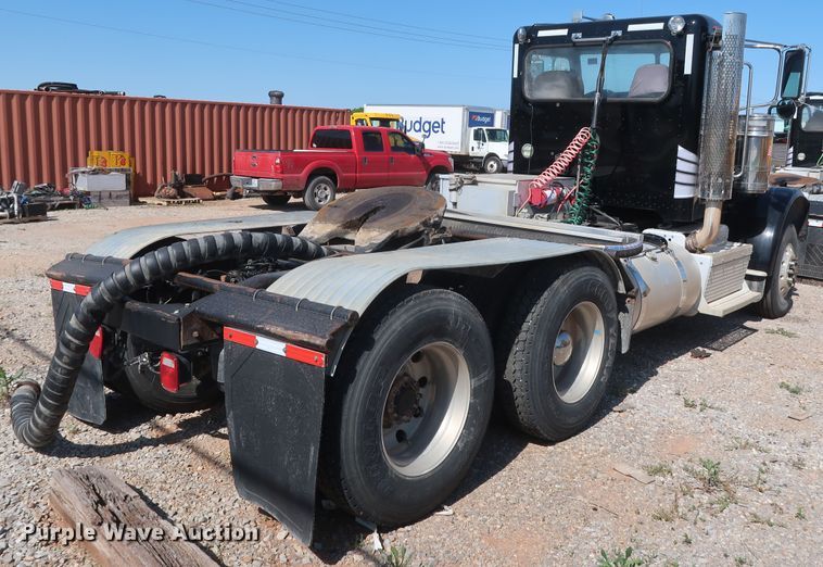 image for item HA9121 2015 Peterbilt 388  semi truck
