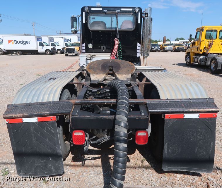 image for item HA9121 2015 Peterbilt 388  semi truck