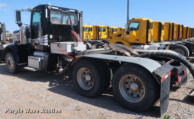 image for item HA9121 2015 Peterbilt 388  semi truck