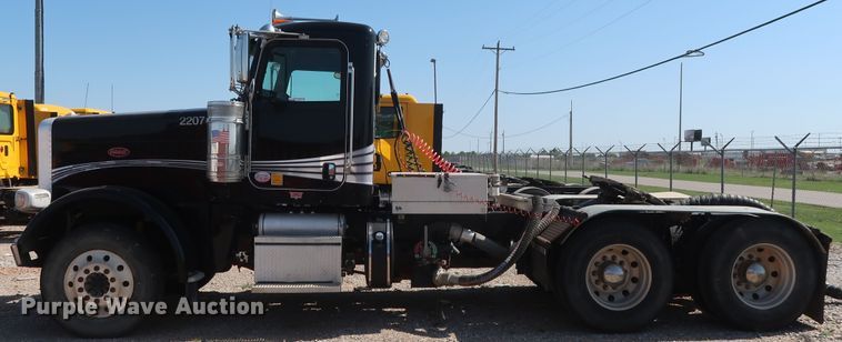 image for item HA9121 2015 Peterbilt 388  semi truck