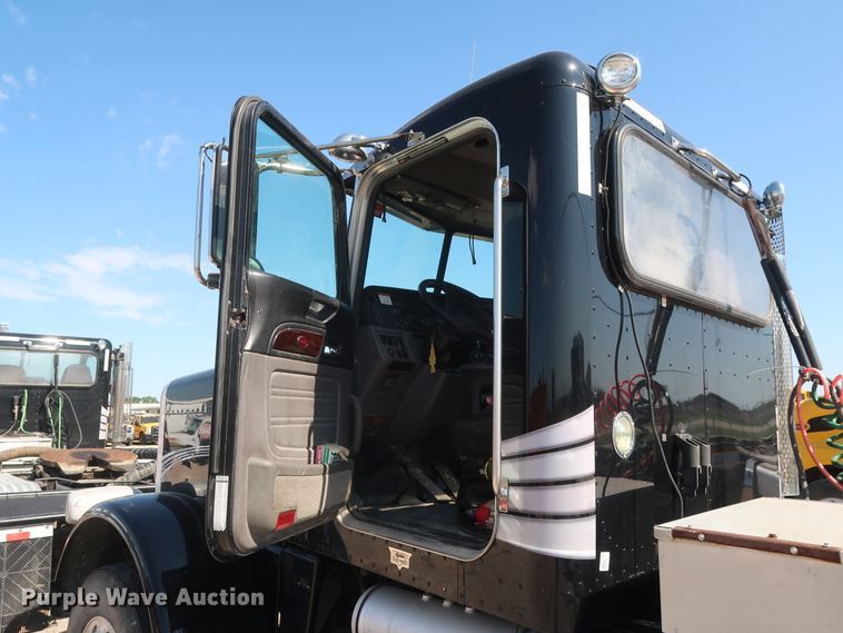 image for item HA9121 2015 Peterbilt 388  semi truck
