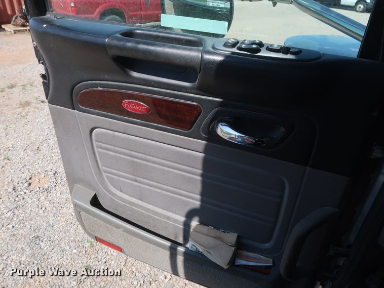 image for item HA9121 2015 Peterbilt 388  semi truck