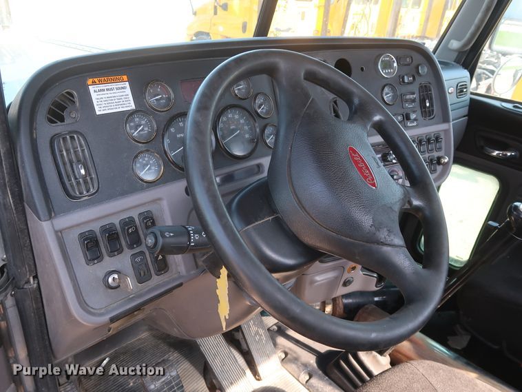 image for item HA9121 2015 Peterbilt 388  semi truck