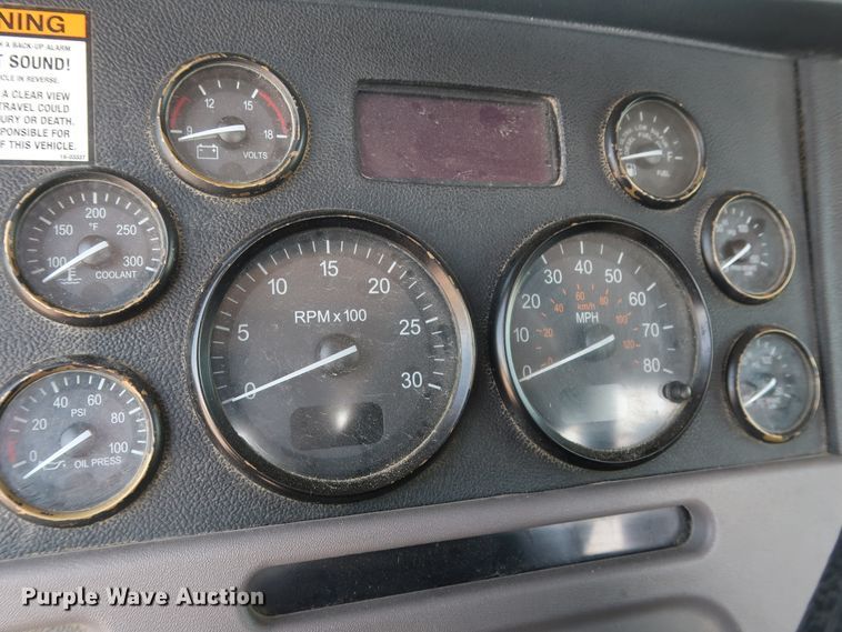 image for item HA9121 2015 Peterbilt 388  semi truck