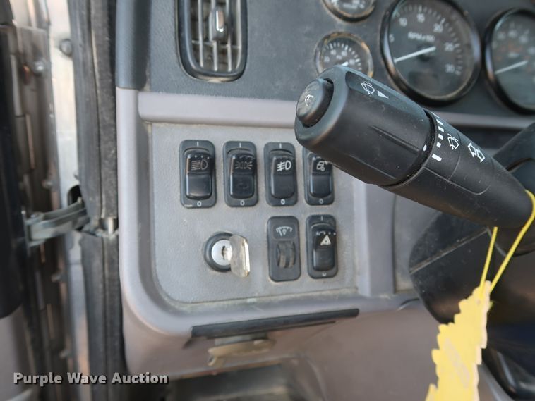 image for item HA9121 2015 Peterbilt 388  semi truck