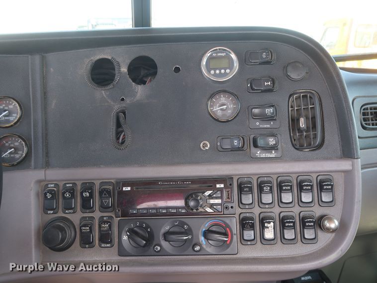 image for item HA9121 2015 Peterbilt 388  semi truck