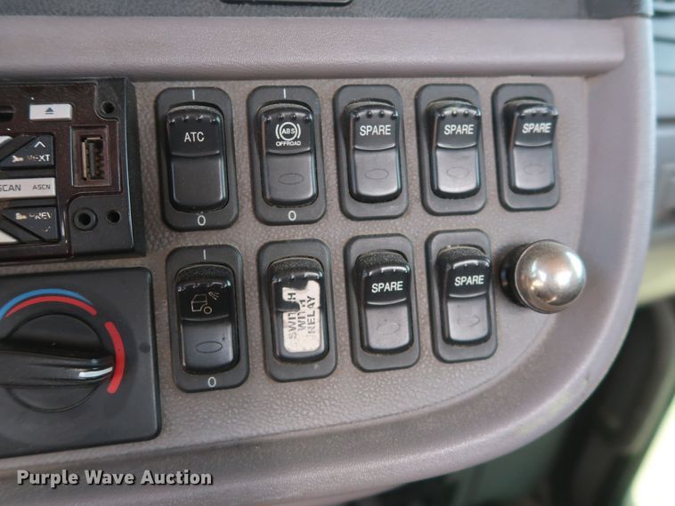 image for item HA9121 2015 Peterbilt 388  semi truck