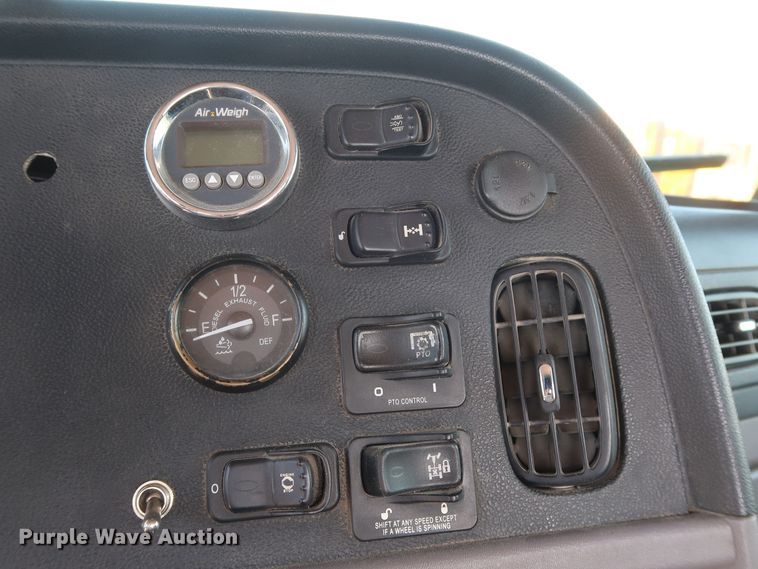 image for item HA9121 2015 Peterbilt 388  semi truck