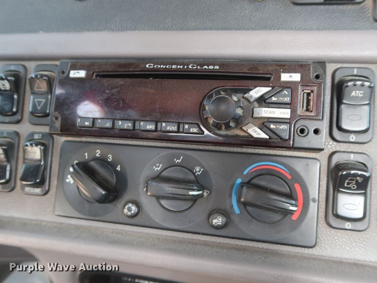 image for item HA9121 2015 Peterbilt 388  semi truck