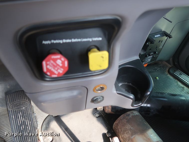 image for item HA9121 2015 Peterbilt 388  semi truck