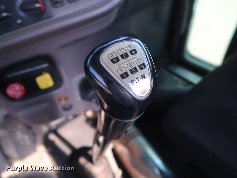 image for item HA9121 2015 Peterbilt 388  semi truck