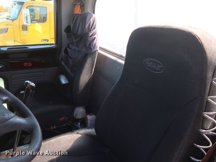 image for item HA9121 2015 Peterbilt 388  semi truck