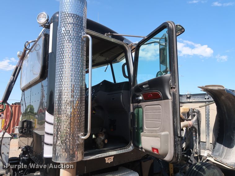 image for item HA9121 2015 Peterbilt 388  semi truck