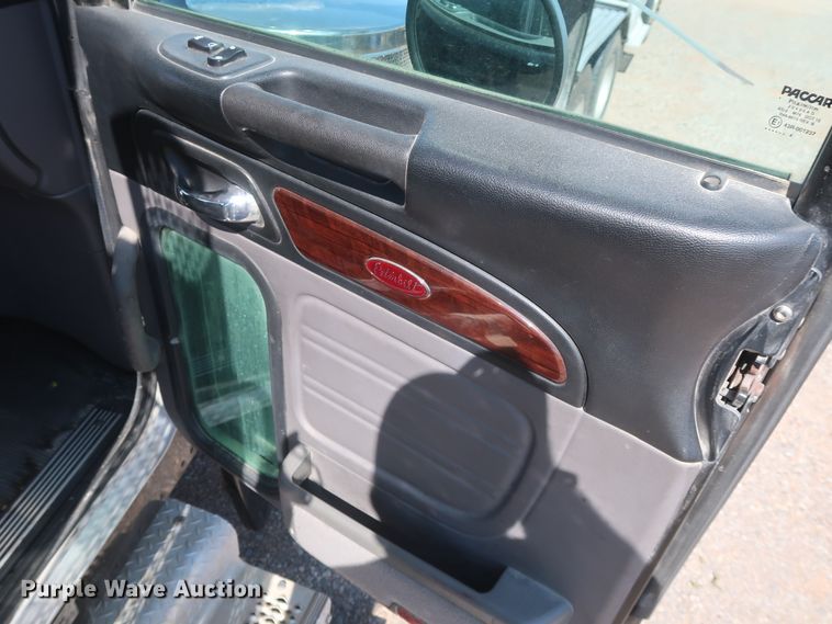 image for item HA9121 2015 Peterbilt 388  semi truck