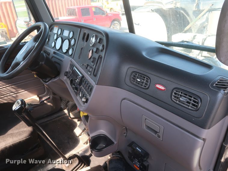 image for item HA9121 2015 Peterbilt 388  semi truck