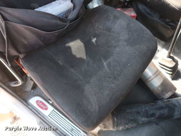 image for item HA9121 2015 Peterbilt 388  semi truck