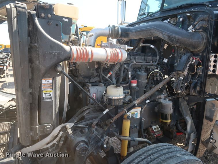 image for item HA9121 2015 Peterbilt 388  semi truck