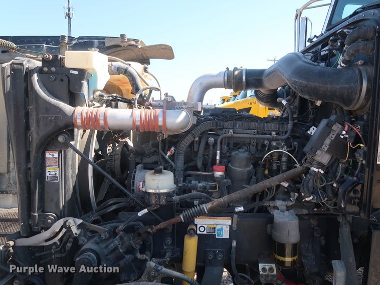 image for item HA9121 2015 Peterbilt 388  semi truck