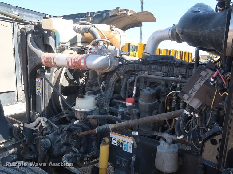 image for item HA9121 2015 Peterbilt 388  semi truck