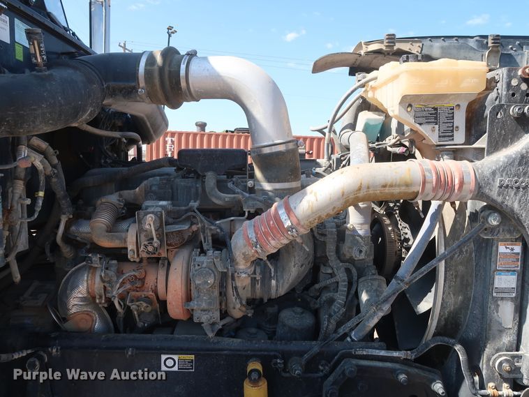 image for item HA9121 2015 Peterbilt 388  semi truck