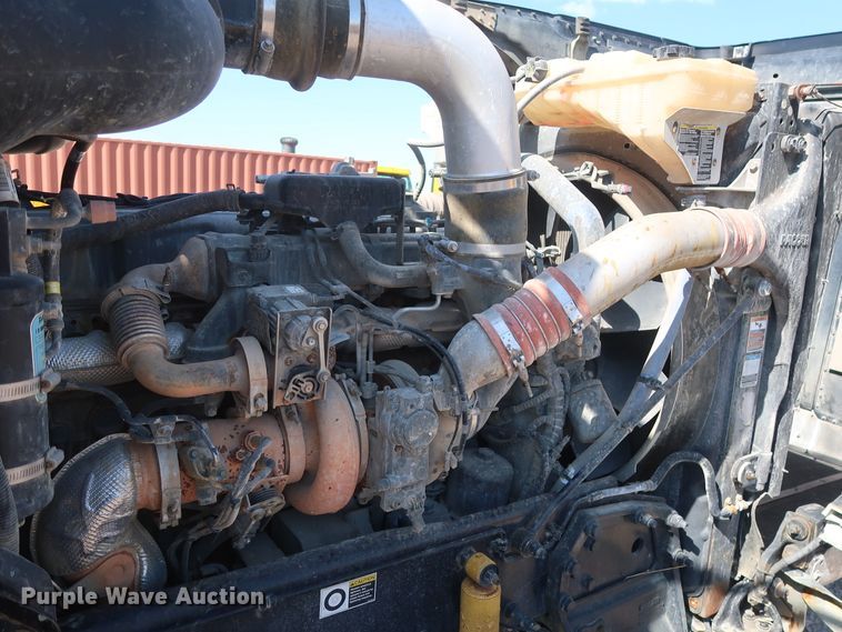 image for item HA9121 2015 Peterbilt 388  semi truck