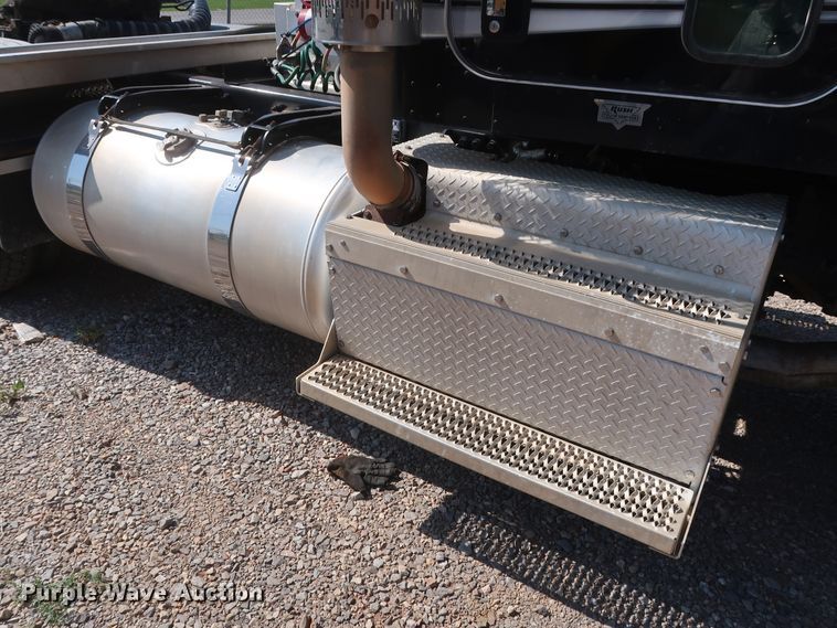 image for item HA9121 2015 Peterbilt 388  semi truck