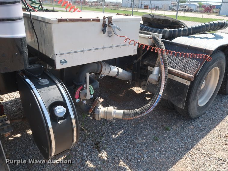 image for item HA9121 2015 Peterbilt 388  semi truck