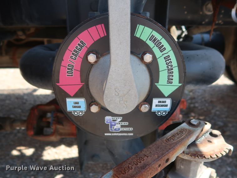 image for item HA9121 2015 Peterbilt 388  semi truck