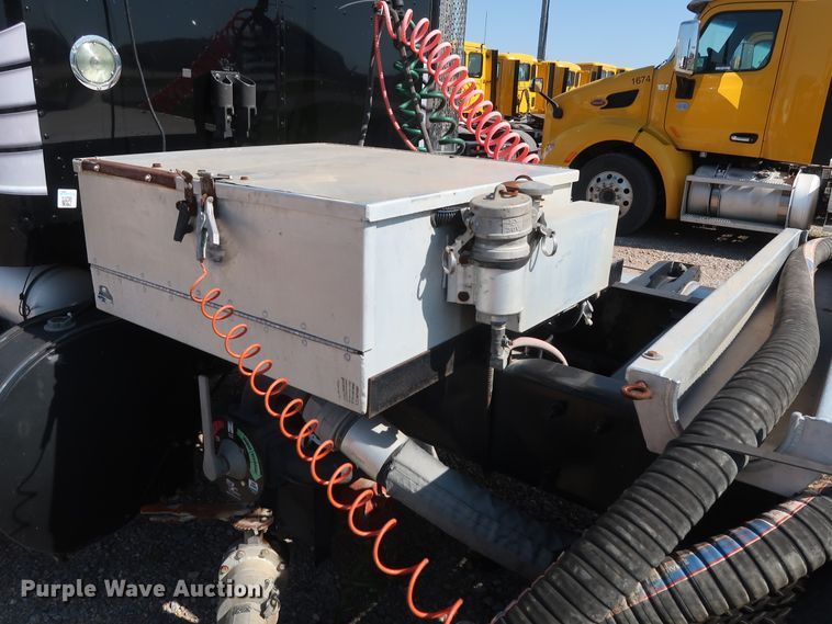 image for item HA9121 2015 Peterbilt 388  semi truck